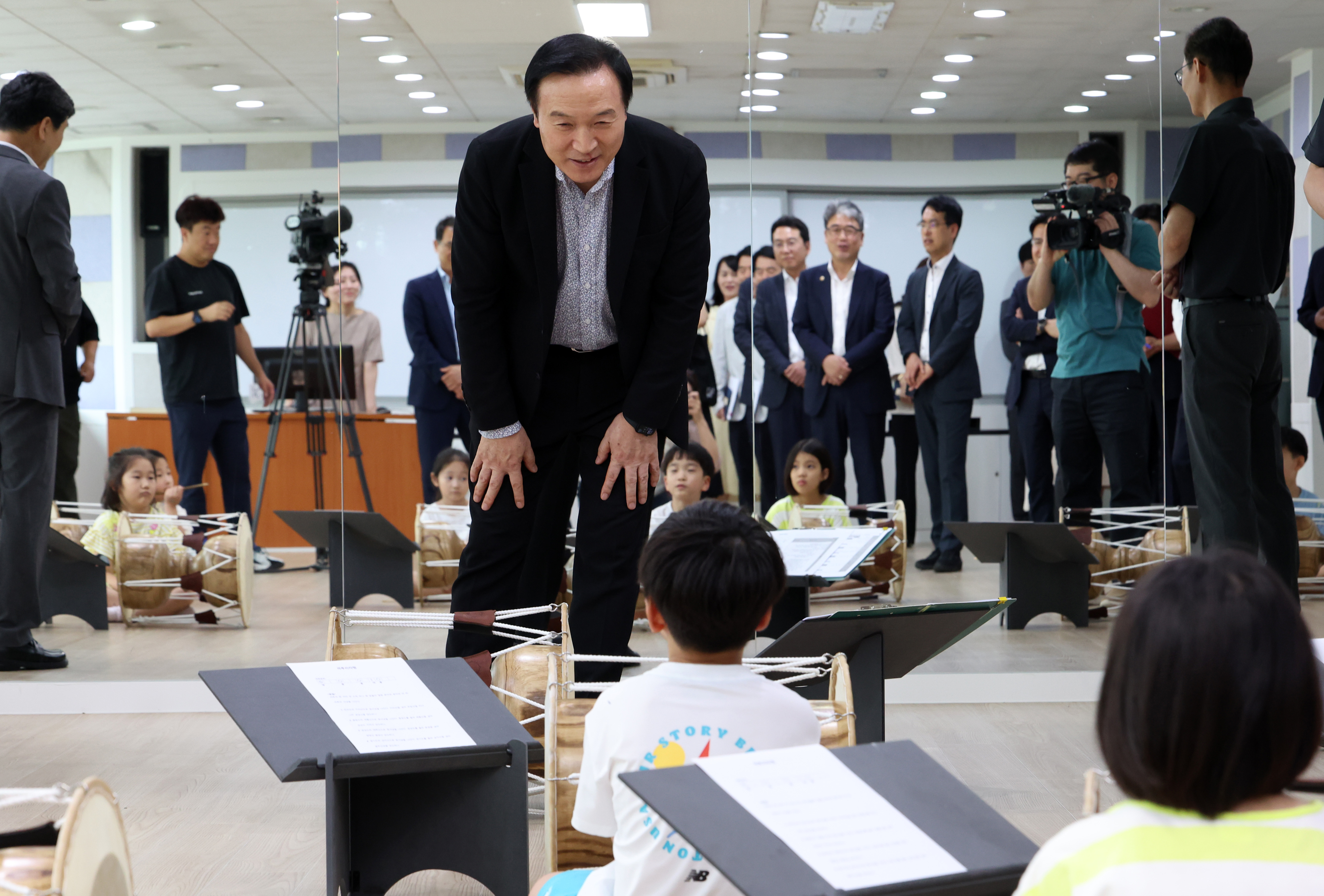 임태희 경기도교육감이 7월 15일 성남 오리초등학교에서 열린 ‘늘봄학교 범부처 지원본부 회의’에서 이주호 부총림 겸 교육부 장관과 학생들의 수업을 참관하고 있다. 