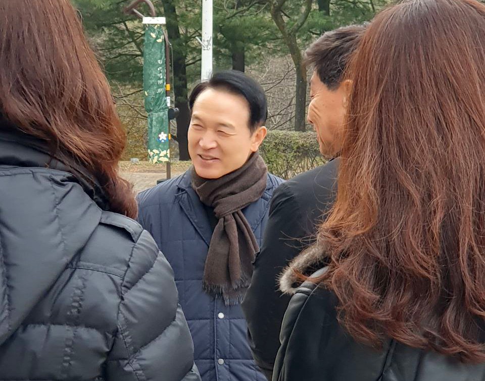 수능 시험장 찾아 수험생 격려 3 이미지