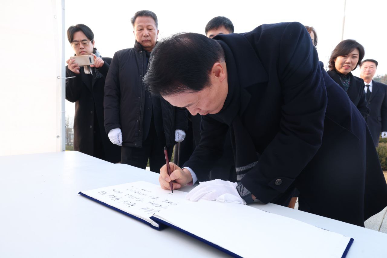 새해 첫날 현충탑 찾은 임태희 경기도교육감2 이미지