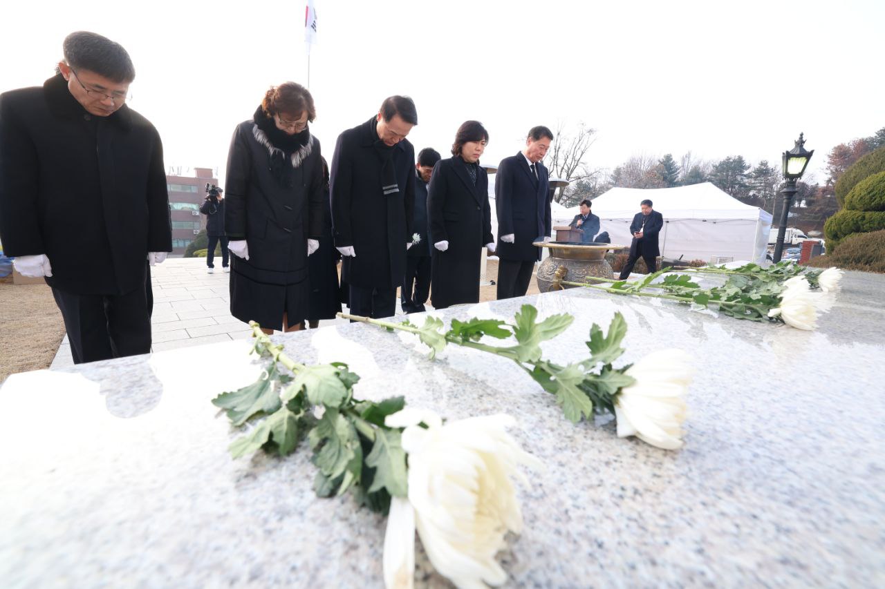 새해 첫날 현충탑 찾은 임태희 경기도교육감3 이미지