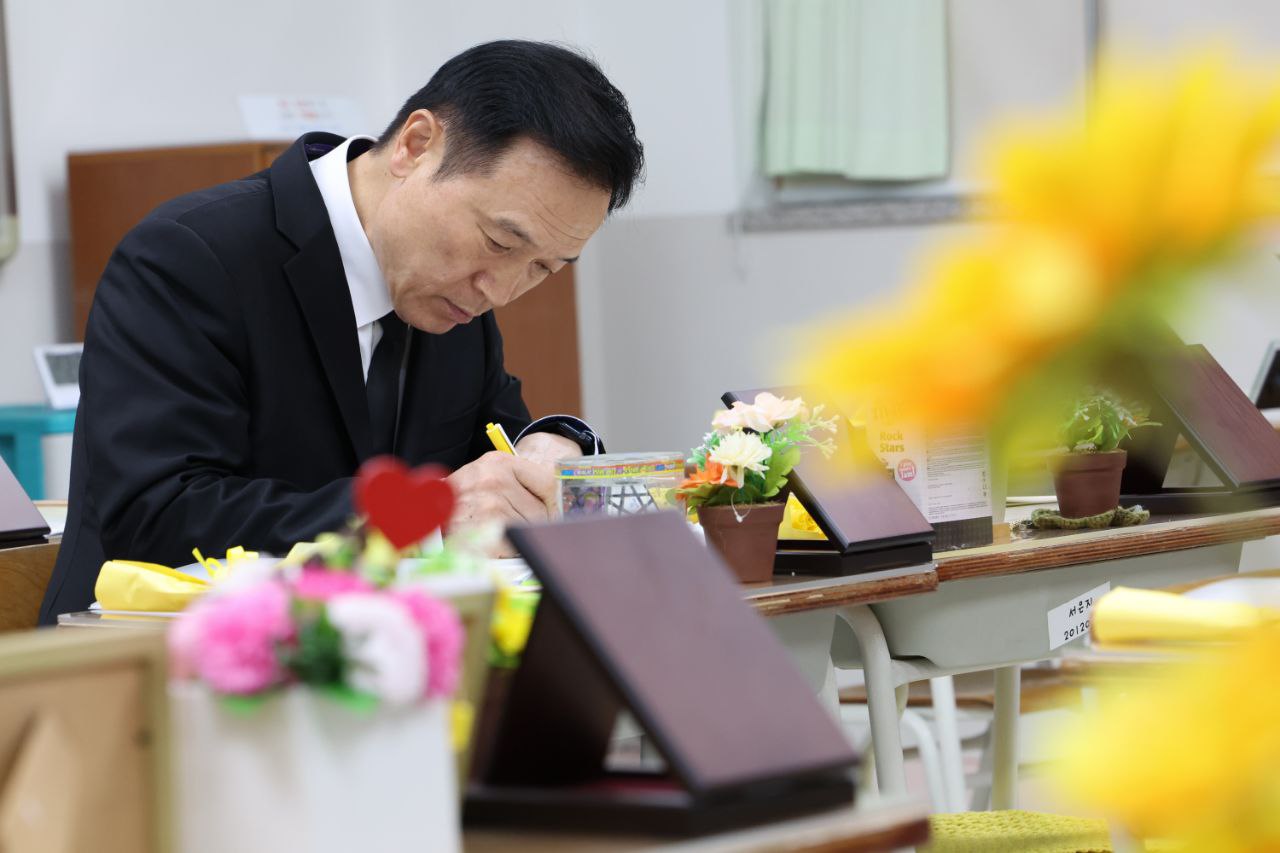 임태희 경기도교육감 ‘단원고 4ㆍ16 기억교실’ 찾아 추모1 이미지