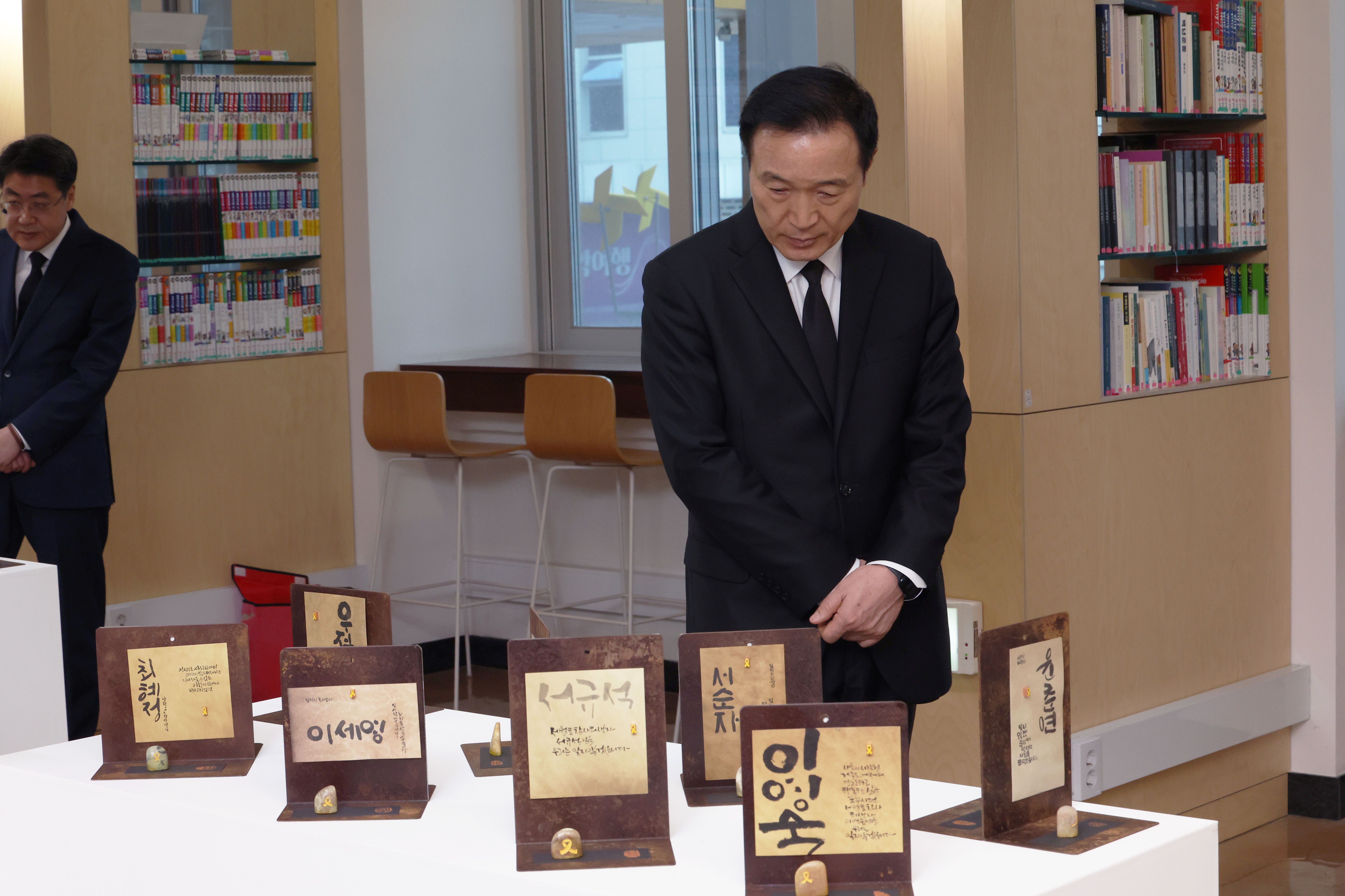 임태희 경기도교육감 ‘단원고 4ㆍ16 기억교실’ 찾아 추모3 이미지