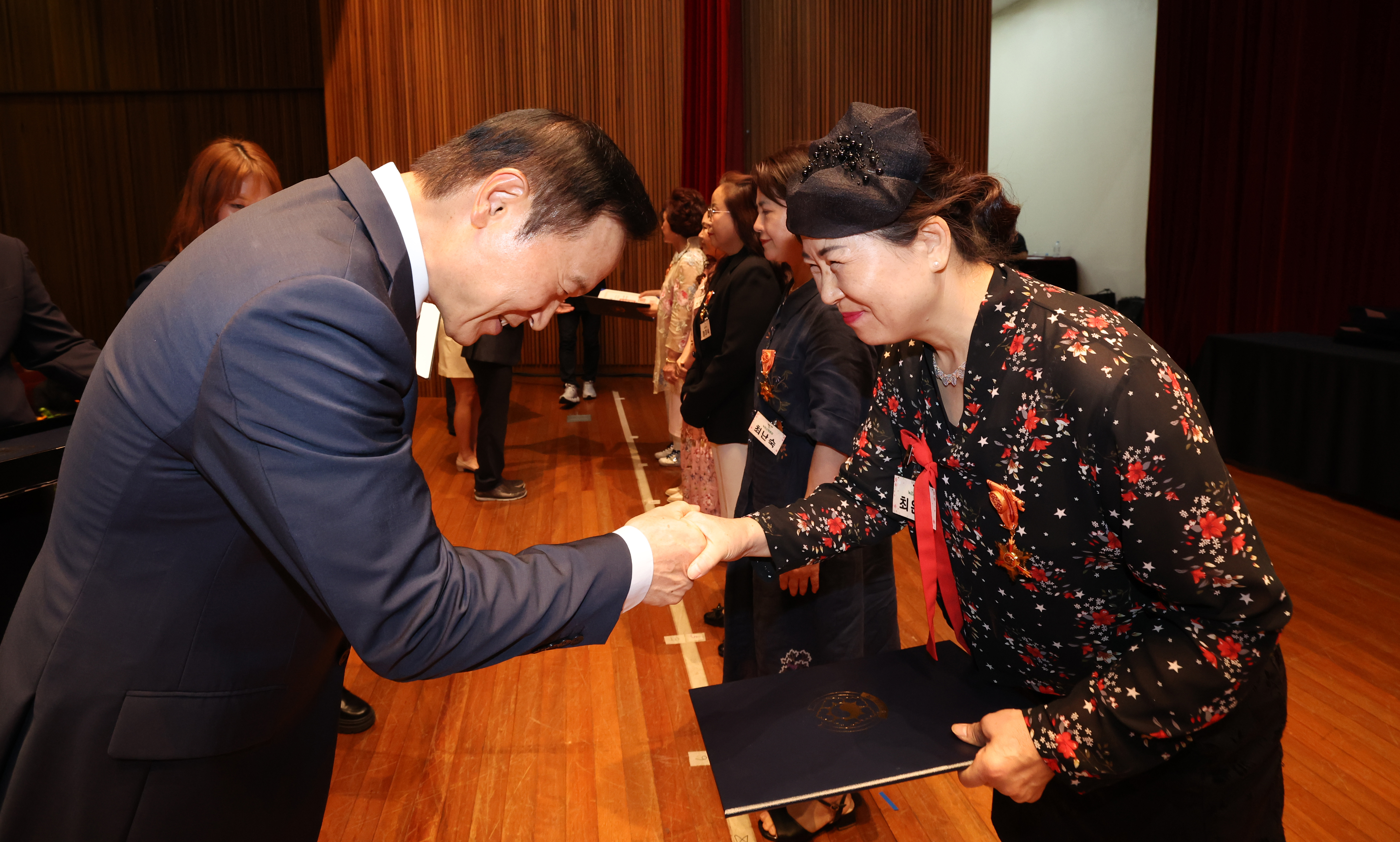 2024년 8월말 퇴직교원 훈·포장 및 표창장 전수식2 이미지