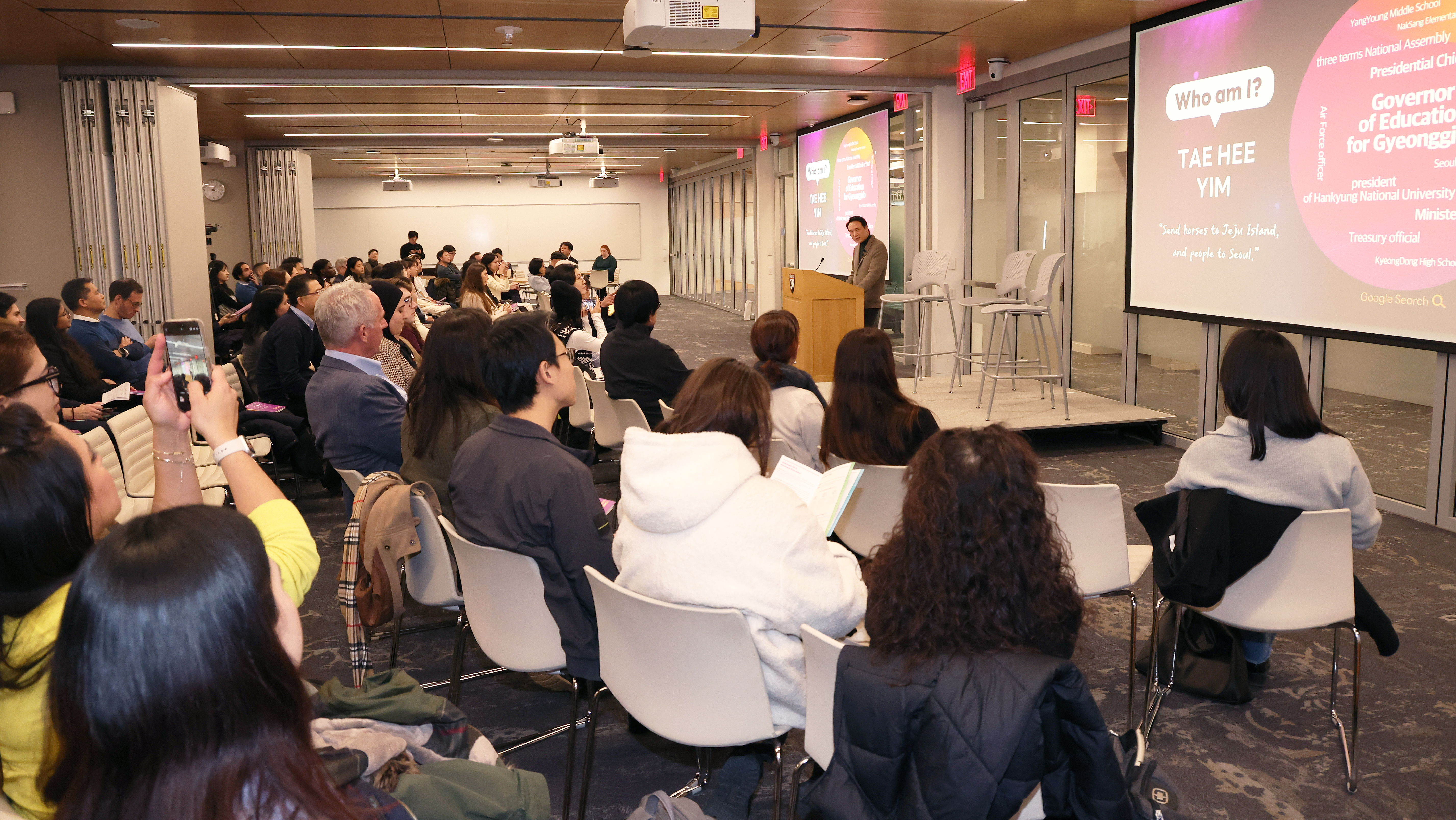 미국 하버드대 강단에서 