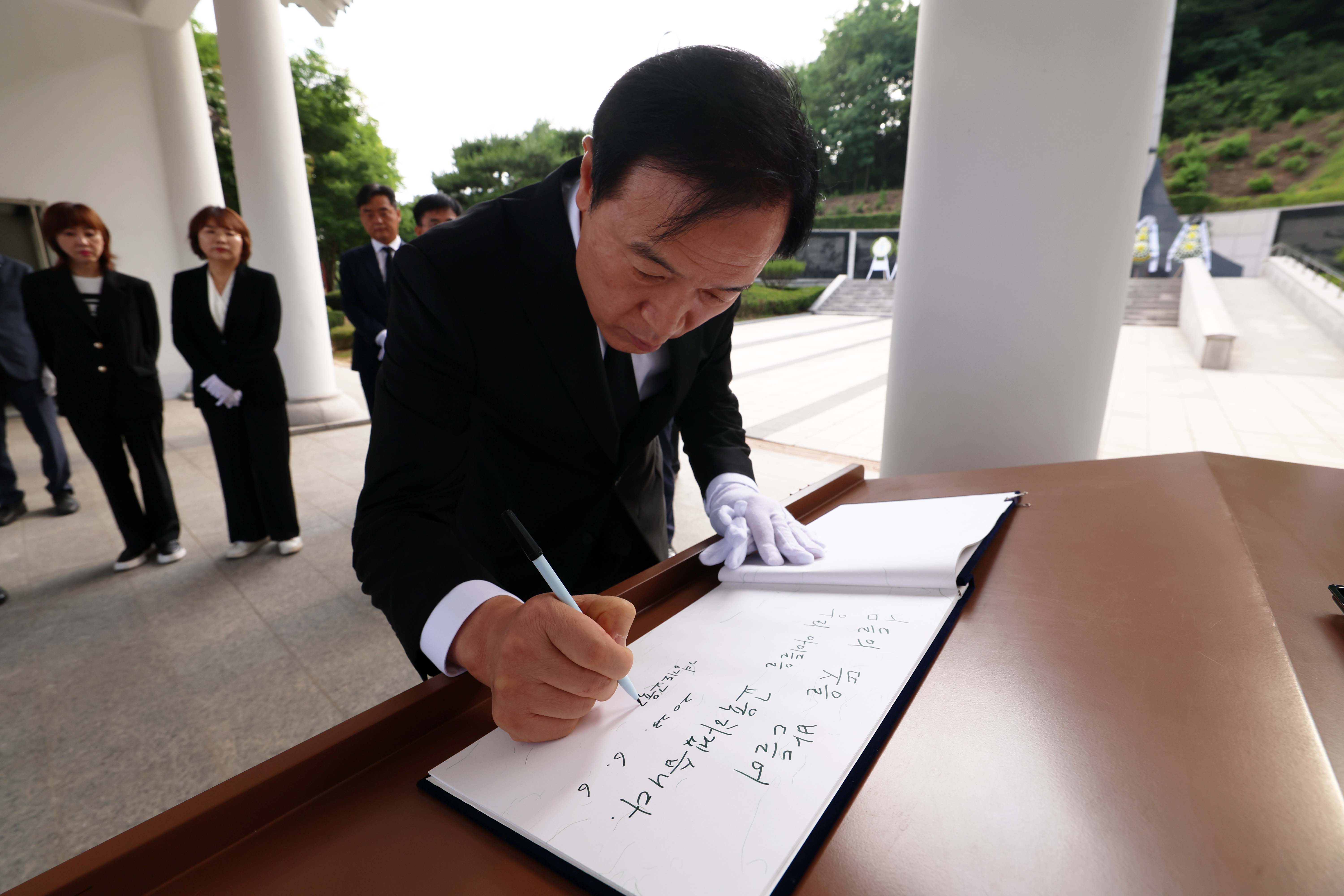 제68회 현충일 맞아 이천호국원 현충탑 및 학도병 묘역 참배2 이미지