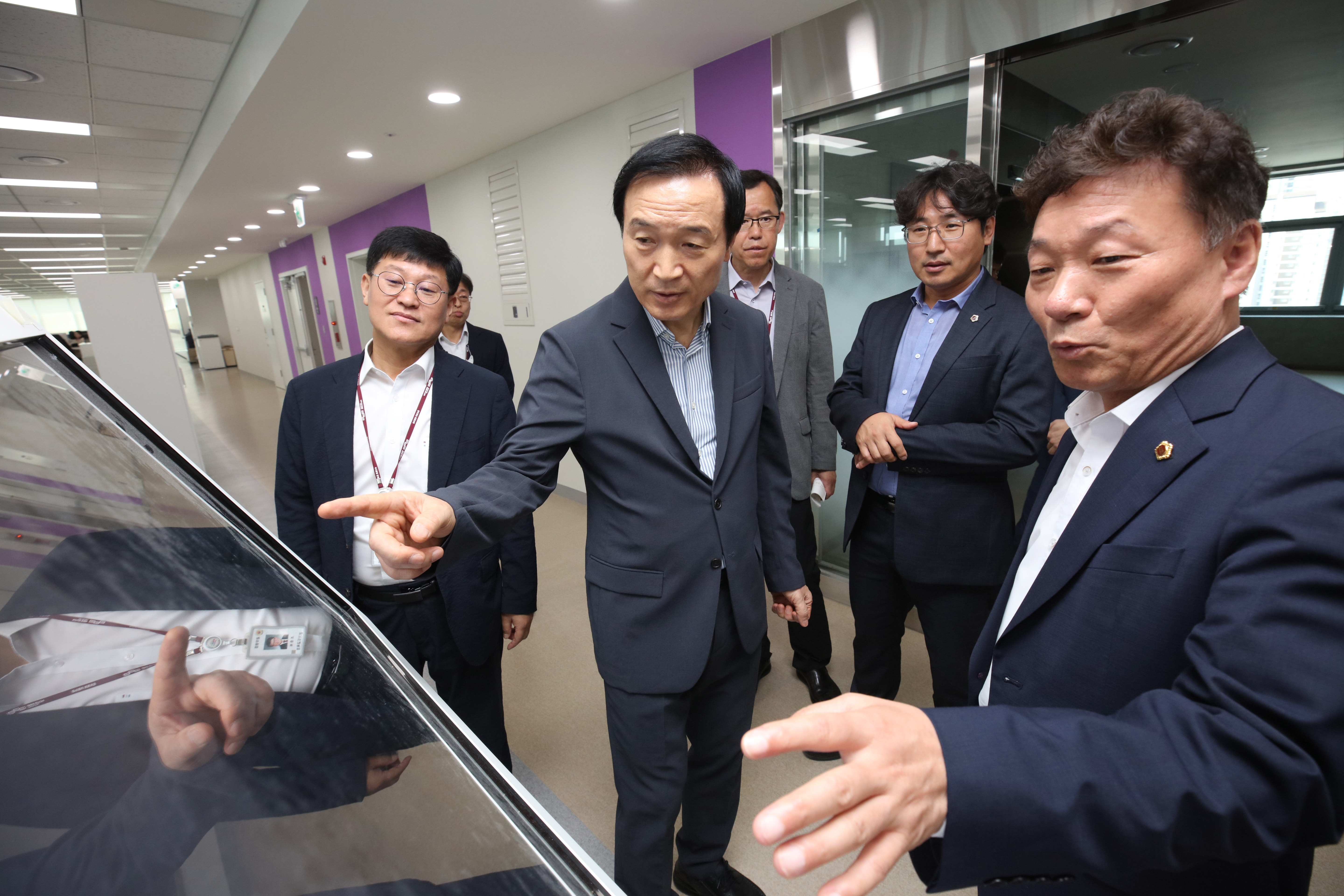 경기도의회 민주당 남종섭 대표의원 신청사 이주 축하 방문2 이미지