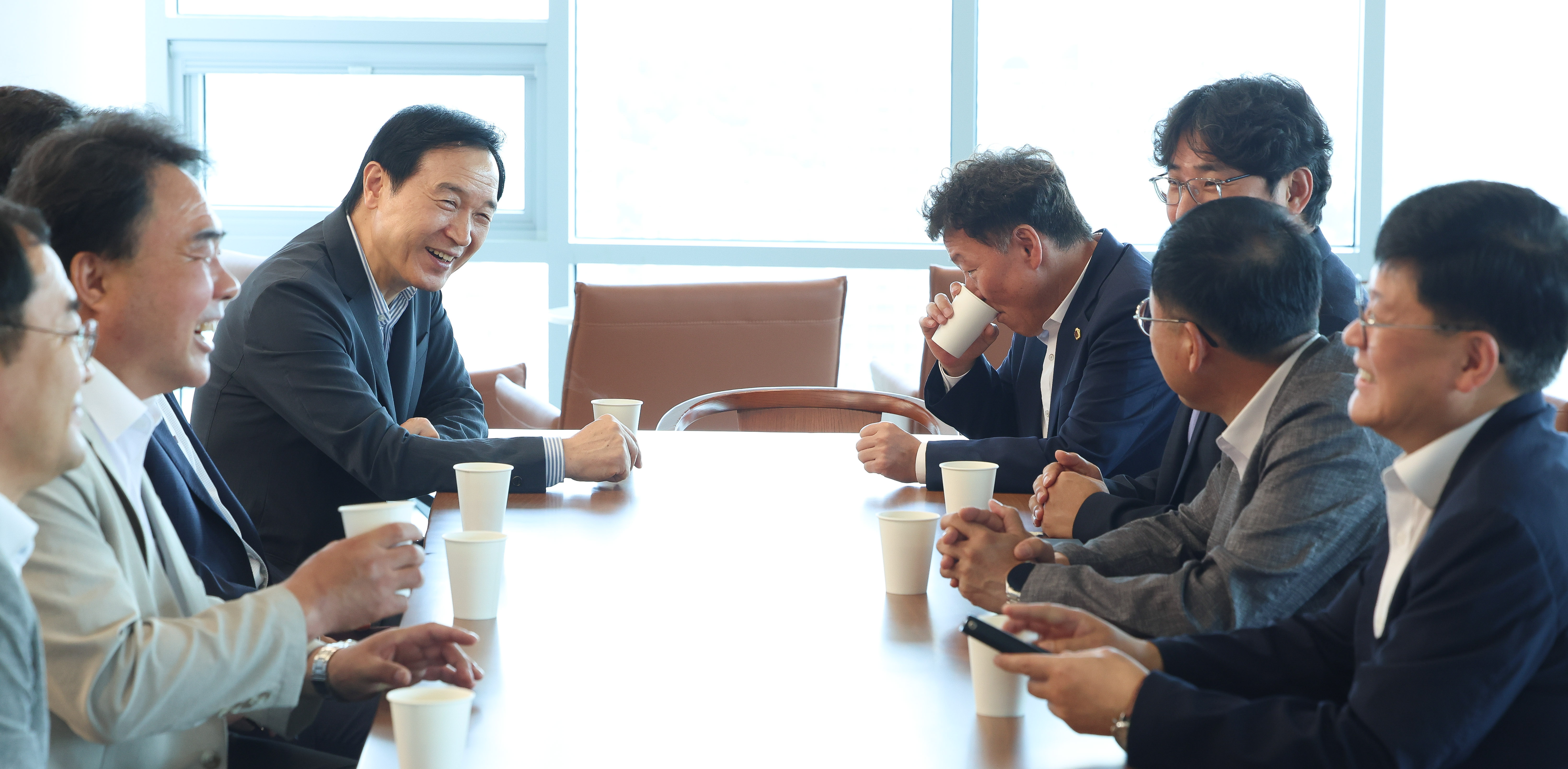경기도의회 민주당 남종섭 대표의원 신청사 이주 축하 방문3 이미지