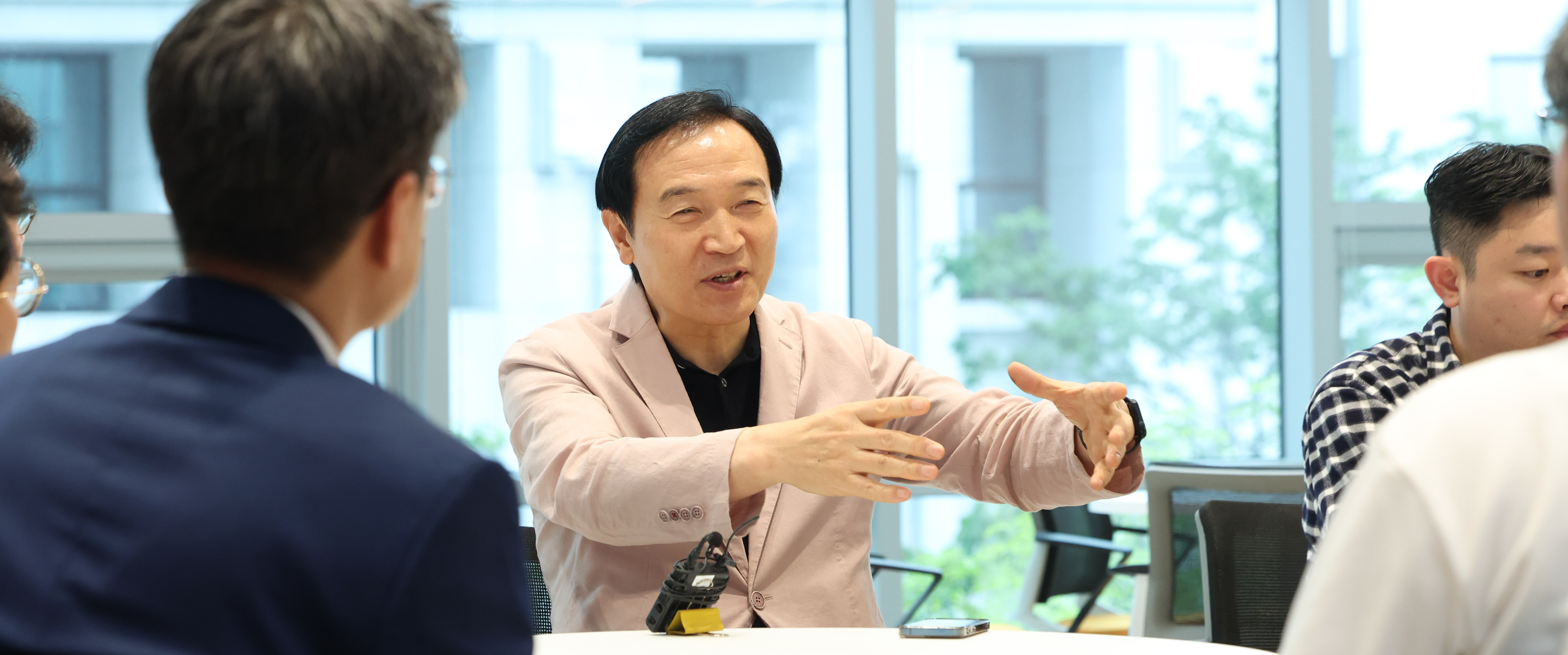 임태희 교육감과 이야기 나누는 출입기자들 1 이미지