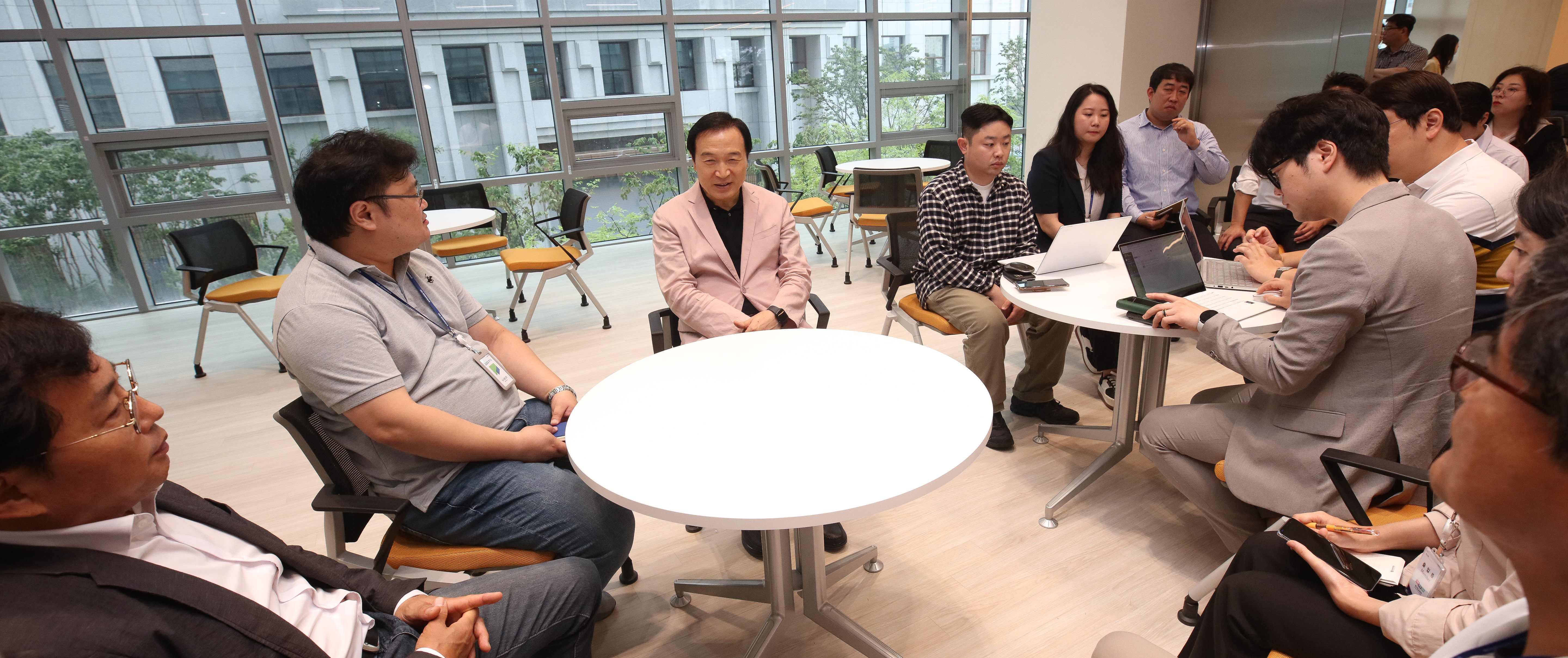 임태희 교육감과 이야기 나누는 출입기자들 2 이미지