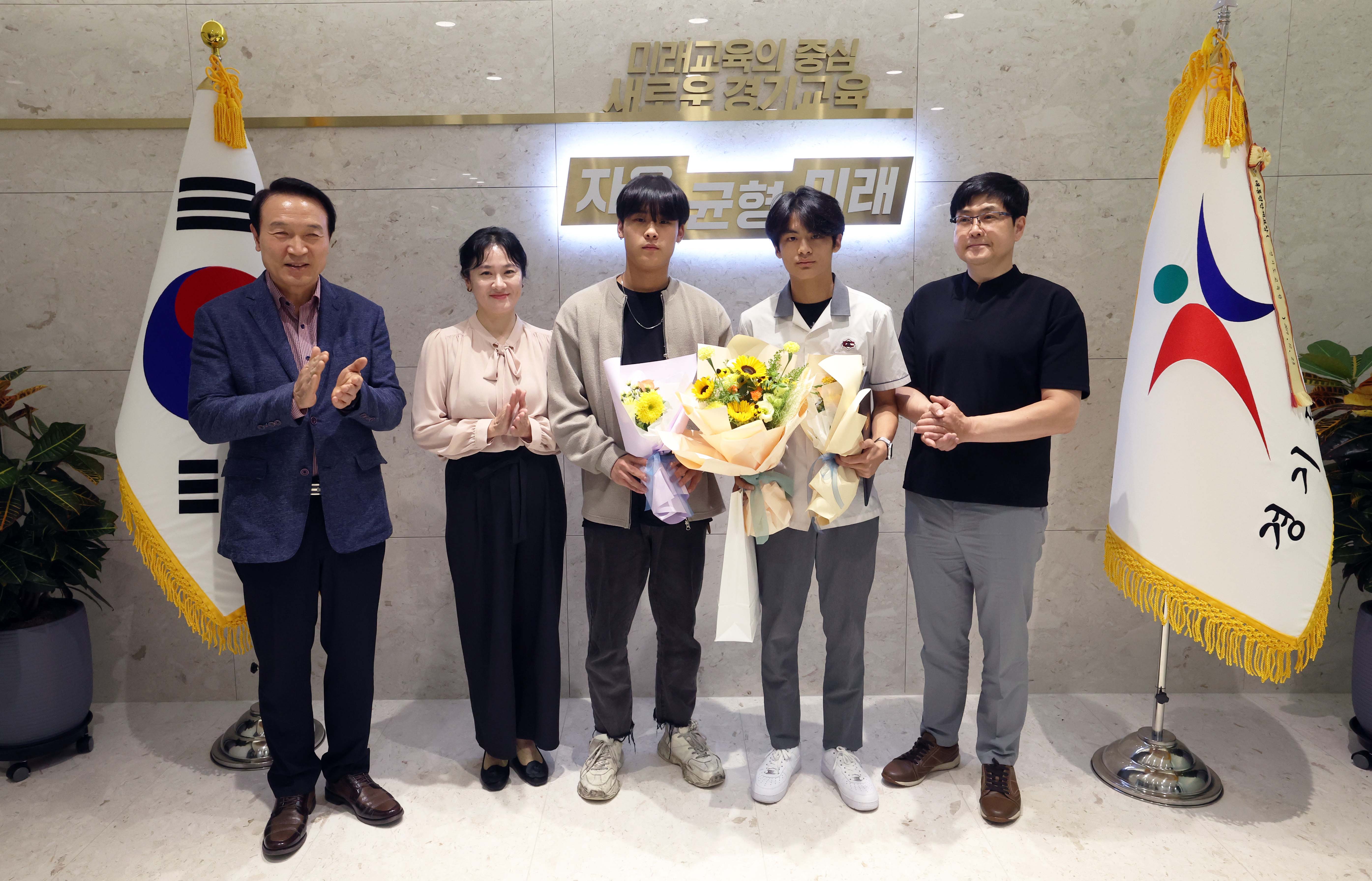 임태희 경기교육감, '서현역 흉기 난동 사건' 의인 청소년들에게 교육감 표창1 이미지