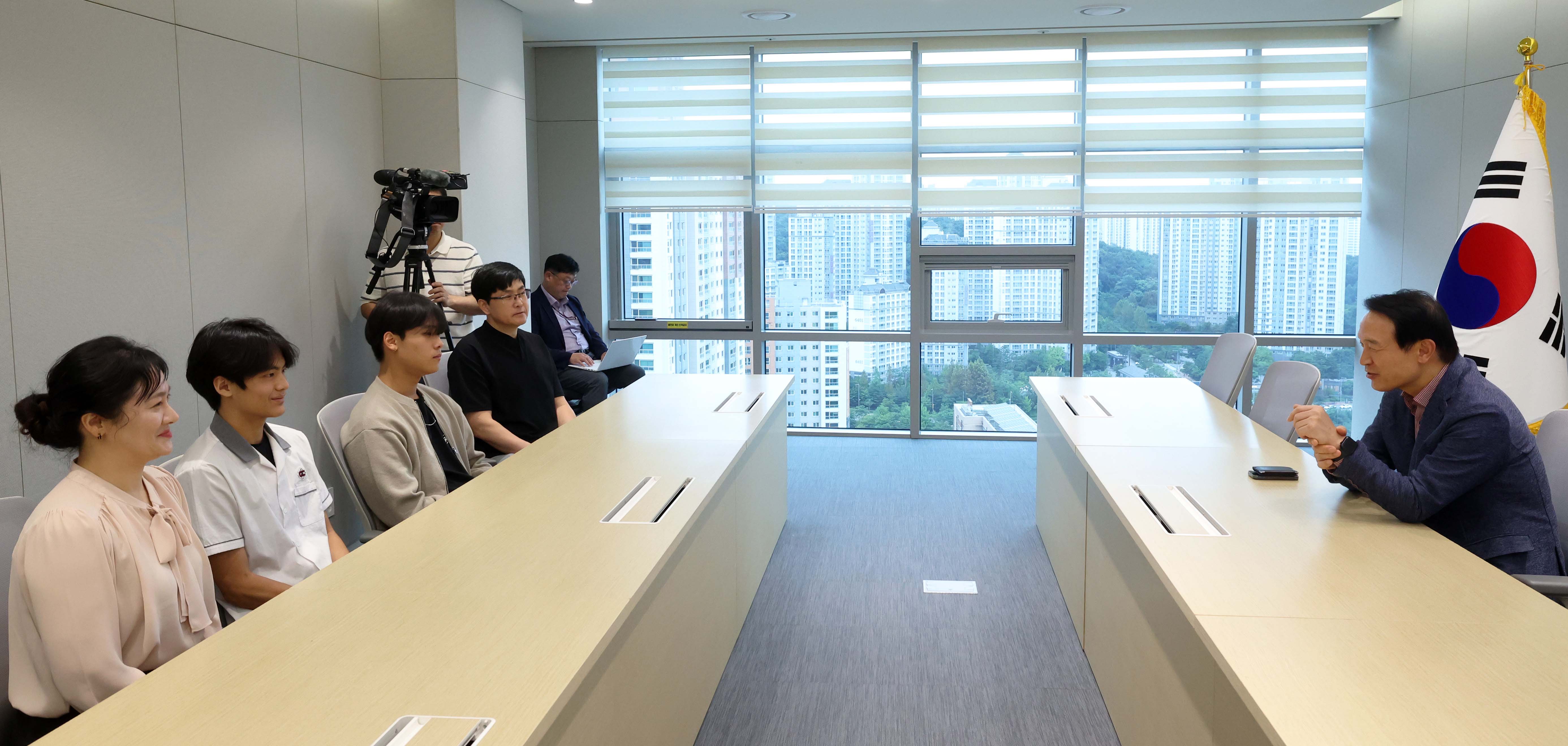 임태희 경기교육감, '서현역 흉기 난동 사건' 의인 청소년들에게 교육감 표창2 이미지